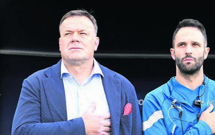 Trotz 1:4-Niederlage schafft es die Schweizer U21-Nati in den EM-Viertelfinal. Trainer Patrick Rahmen (links) und Assistent Enrico Schirinzi (Ex FC Wohlen) freuen sich. Bild: Freshfocus