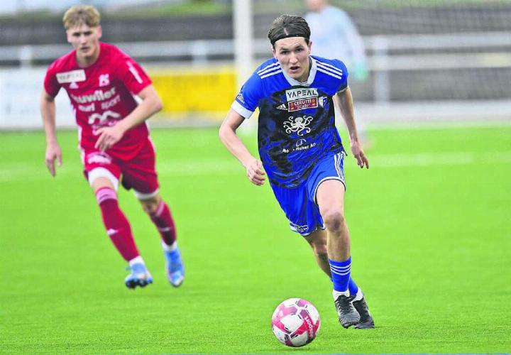 Javi Gabathuler (rechts) bleibt beim FC Wohlen. Er ist einer von 15 Spielern, die für die nächste Saison bereits im Kader stehen. Die ersten Abgänge sind ebenfalls bekannt. Bild: Alexander Wagner