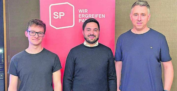 Co-Präsident der SP Schweiz und Nationalrat Cédric Wermuth (Mitte) besuchte die SP Bezirk Bremgarten. Sehr zur Freude von Bezirkspräsident Sandro Covo (links) und Grossrat und Co-Präsident der SP Aargau Stefan Dietrich. Bild: zg