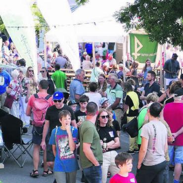 Die Marktstrasse wird zum Event - Die «Usestuehlete» macht die Marktstrasse zur Begegnungszone. Essen, lachen und gemeinsam Zeit verbringen. Jeder Quadratmeter wird genützt. Bild: Richard Gähwiler