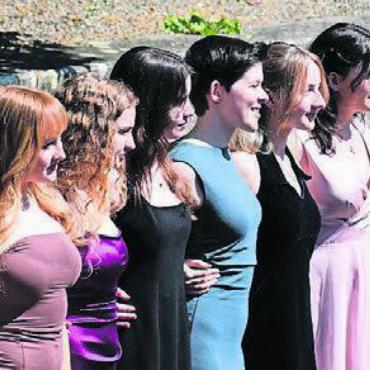 Glückliches Kapitel geschrieben - Hübsch gemacht und bereit für das Maturfeier-Klassenfoto.