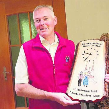 Halter wird Ehrenpräsident - Ruedi Halter präsidierte den Verein Trachtetanzlüüt Chloschterdorf ganze 21 Jahre lang. Nun tritt er kürzer und wurde an der GV ausgiebig verdankt. Bild: zg
