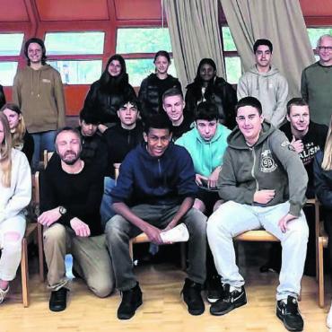 Effektiv und stark präsentieren - Gruppenbild mit dem Gemeindepräsidenten Hans-Peter Budmiger: die 70 Abschlussschülerinnen und -schüler der SeReal. Bild: zg