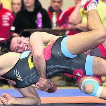 Ringsport den ganzen Tag - Der Freiämter Roman Zurfluh (oben) holt bei seinem Heim-Event in Merenschwand den Meistertitel. Bild: awa