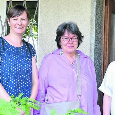 Mehr Raum für neue Ideen - Das Pfarrhaus soll bald wieder allen offen stehen. Iris Steiger und Marianne Kürsteiner von der Kirchenpflege und Pfarrerin Brigitta Josef (von links) freuts. Bild: ake
