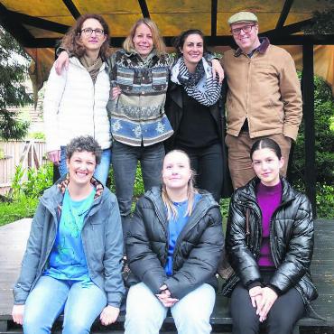 Eine Ferieninsel im Alltag - Raphaela Schmid, Jolina Kuhn, Laura Marani (vorne von links), Daniela Marani, July Strebel, Livia Sachs und Michael Laubacher (hinten von links) freuen sich auf einen erfolgreichen Start in die Gartenbeizsaison. Bild: Susanne Schild