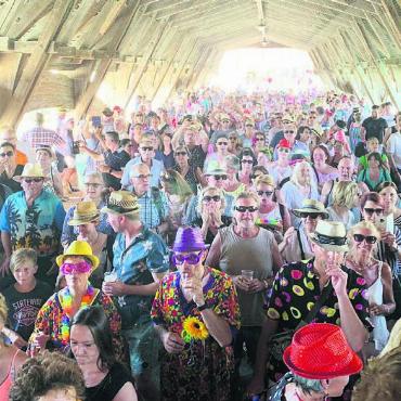 Entspannt auf Rallye-Rekordjagd - Schlagerfans auf der Holzbrücke: Die Rallye gehört zu den Highlights des Schlagerwahnsinns. Auch während des Leuefäschts. Bild: zg