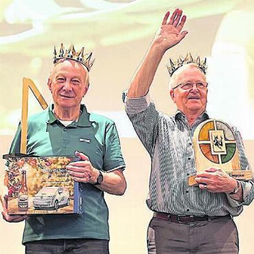 Zwei Könige für das Freiamt - Die ersten Freiämter Jasskönige Franz Lötscher (links) und Paul Sennrich mit Wanderpokal und Camper-Gutschein.