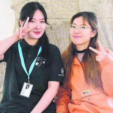 Den Nachwuchs fördern - Sera Jeon und Yijea Han (von links) heben automatisch die Hand für das «Peacezeichen», wenn sie fotografiert werden. «Das ist typisch bei uns», lachen die beiden Koreanerinnen. Bild: Celeste Blanc
