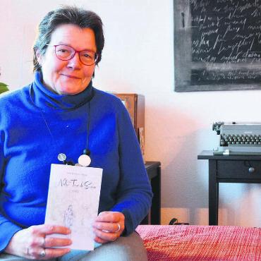 Auf den Spuren ihrer Mutter - Von ihrer Mutter hat Marianne Kürsteiner die Liebe zum Schreiben geerbt. Deren Schreibmaschine steht im Wohnzimmer. Bild: Annemarie Keusch