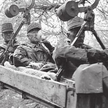 Auf Augenhöhe mit Guisan - Jakob Huber (hinten) und Henri Guisan (Mitte) auf Inspektion im Gotthardgebiet. Bild: zg