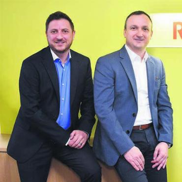 Fast 30 Jahre Raiffeisen-Erfahrung - Marco Meier, Leiter Geschäftsstelle Auw (links), und Leo Bochicchio, Leiter Geschäftsstelle Beinwil. Bild: zg