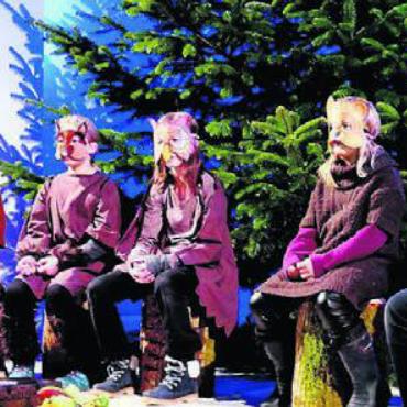 Weihnacht im Wald - Auch im Kreise der Tiere wird Weihnachten gefeiert und gesungen. Bild: rig