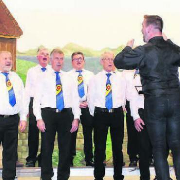 Starkes Comeback - Unter der Leitung von Dirigent Steve Wächter lieferte der Männerchor ein kurzweiliges Repertoire an stimmungsvollen Melodien ab. Bilder: dv