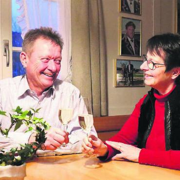 Mit vielen guten Erinnerungen - Rita und Beat Murer stossen an auf einen neuen Lebensabschnitt. Bild: zg