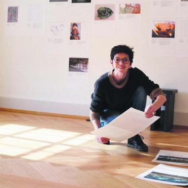 Landschaft in all ihren Facetten - Noch sind nicht alle Bilder der Werke im Singisenforum aufgehängt. Kuratorin Sadhyo Niederberger ist dennoch voller Vorfreude auf die Vernissage. Bild: Annemarie Keusch