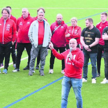 Diesen Sieg hart erkämpft - Ein Teil der Trainer des FC Muri – Roland Feuchter von der Jugendkommission betonte: «Das sind jene, die Ihre Kinder nach Niederlagen aufbauen.» Bilder: Annemarie Keusch