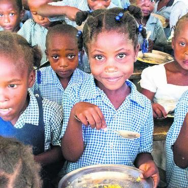 Erleben, wie unfair verteilt wird - Über eine Milliarde Mahlzeiten hat «Mary’s Meals Schweiz» weltweit schon ermöglicht. Die Hilfsorganisation ist in über 20 Ländern tätig. Bilder: zg