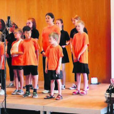 Pure Freude am Singen - Beide Chöre vereint auf der Bühne. Begleitet wurden die Kinder von vier Mitgliedern der Familie Meienberg: Theres am Klavier, Andreas an den Drums, Michaela spielte E-Gitarre und Karl Bass-Gitarre. Bild: ci