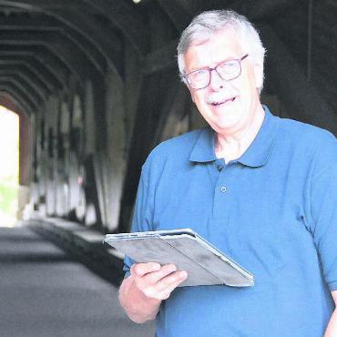 Auf dem Weg in die Moderne - Historiker Jürg Stadelmann vor der Sinser Holzbrücke: «Es ist ein letztes Überbleibsel einer spannenden Zeit.» Bild: Celeste Blanc