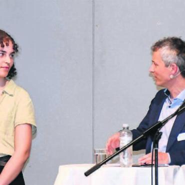 Immer näher am Super-Gau - Vielfältige Diskussionsrunde (v.l.): Daniel Strub (CEO Spital Muri), Kanti-Schülerin Soraja Kaddur Rice, Moderator und Kanti-Rektor Matthias Angst, Doktorand Tobias Hildbrand und Nadja Galliker vom Ärztezentrum Wohlen. Bild: Daniel Marti