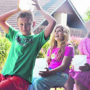 Ein Fest für das ganze Dorf - Trifft er oder nicht? Bei diesem Spiel ist Feingefühl gefragt.