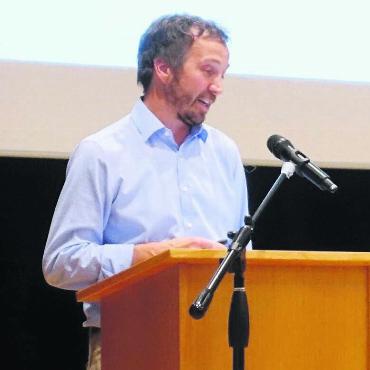 Einen klaren Auftrag erteilt - Gemeindepräsident Hans-Peter Budmiger räumt ein, dass es eine langwierige Sache mit dem Fuss- und Radweg ist. Bild: Susanne Schild