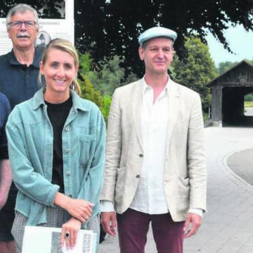 Auf dem Weg in die Moderne - V. l.: Gestalter André Meier, die Historiker Jürg Stadelmann und Giulia Schiess und Produzent Othmar Brügger haben das neue Wandererlebnis realisiert. Bild: Celeste Blanc