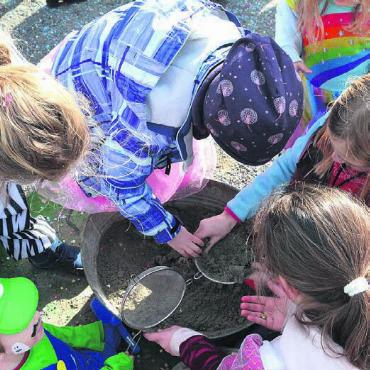 Geteilte Freude ist vierfache Freude - Auf Schatzsuche – die Kinder wurden bestens unterhalten.