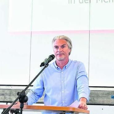 Ja zu Tempo 30 in Wohnquartieren - Gemeindepräsident Patrick Fischer konnte 104 Stimmberechtigte begrüssen. Bilder: Walter Minder