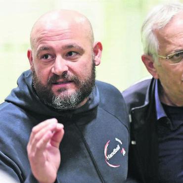 Spannung bis zum Schluss - Ist es das letzte Spiel für Trainer Generoso Chechele (links) an der Seitenlinie oder geht es noch in die Aufstiegsspiele? Bild: awa