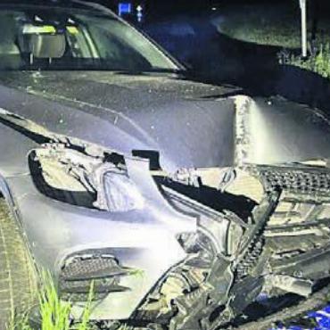 In Schild geprallt - Beim Fahrzeug entstand als Folge der Kollision hoher Sachschaden. Bild: pz