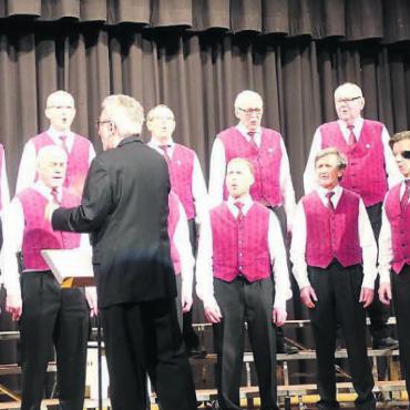 Drei Hochzeiten am Schluss - Der Männerchor Benzenschwil unter der Leitung von René Amstutz wird an seinem Jahreskonzert von Bernhard Hörler am Klavier unterstützt. Bilder: Susanne Schild