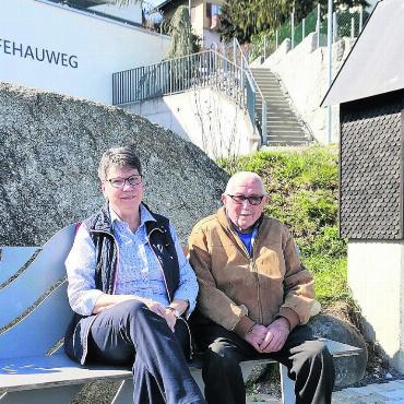 Ein beseeltes Plätzchen - Ursula Vanal und Alfred Moser geniessen die einladende Sitzgelegenheit in spezieller Atmosphäre. Bild: Marco Huwyler