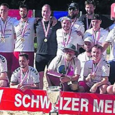 Handballtitel auf Fussballrasen - Der TV Zofingen mit den Freiämtern Andreas Stierli, Manuel Frey, Adrian Studerus und Tobias Estermann feiert den Schweizer-Meister-Titel. Bild: zg