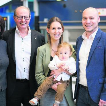 Harte Arbeit als Erfolgsrezept - «Ohne meine Familie wäre ich nicht da, wo ich jetzt bin», sagt Adrian Trottmann und meint seine Eltern, seine Schwester, aber auch seine eigene kleine Familie – seine Frau Elisa und der jährige Sohn Milo. Auch Josef Nietlispach konnte immer auf die Unterstützung seiner Frau Sonja zählen. Bild: zg