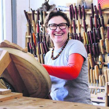 Alte Zeitzeugen - Für Sonja Bantli sind Möbelstücke Zeitzeugen. «Sie geben Einblick in die Geschichte.» Bild: Celeste Blanc
