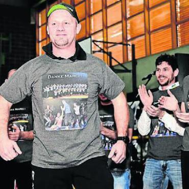 Bronze – und Tschüss - Und plötzlich trägt die ganze Ringerstaffel dasselbe Shirt zu Ehren des abtretenden Trainers Marcel Leutert (vorne). Bild: awa