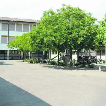 Als Schulhaus ausgedient - Im Schulstandort Dorf stehen in den nächsten Jahren umfangreiche Sanierungsarbeiten an. Der Gemeinderat schlägt nun vor, die Gebäude nicht mehr für die Schule zu nutzen und sie den Vereinen und der Kultur zur Verfügung zu stellen. Bilder: Chregi Hansen