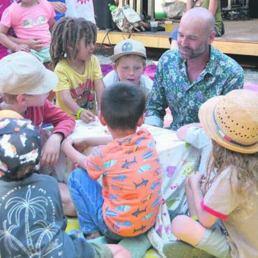 «Genau wie erträumt» - Viel los auch für die Kleinen: Kinder lauschen gebannt einer Erzählung.