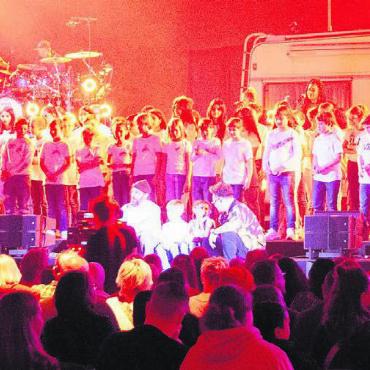 Höhepunkt des Abenteuers - Für einen Song auf der ganz grossen Bühne: 120 Schülerinnen und Schüler bei ihrem Einsatz mit Bligg und Marc Sway. Bilder: Celeste Blanc