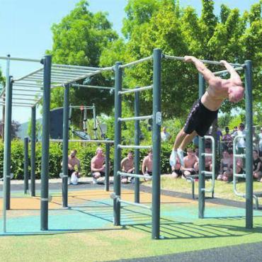 «Um eine Attraktion reicher» - Die Mitglieder von «Bardogs» zeigten eine zehnminütige Show. Der Street-Work-out-Platz ist im Bereich zwischen dem heutigen Kinderspielplatz und der Leichtathletikbahn gebaut. Bild: sab