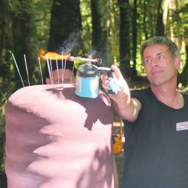 Momente für die Ewigkeit - 21. August: Alex Schaufelbühl entzündet die Wunderkerzen zum 12. Geburtstag des Sagenwegs.