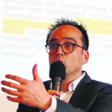 Wieder in geordneteren Bahnen - Auch Geschäftsleiter Dubach äussert sich zum Traktandum «Statutenänderung». Bild: rig