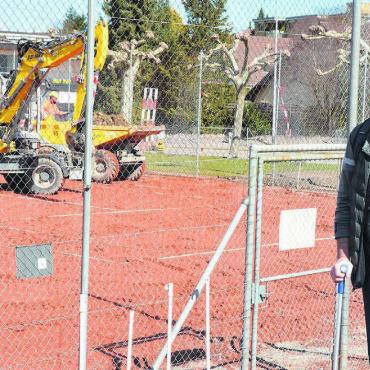 Endlich geht es los - Rund um die zwei Tennisplätze werden Betonfundamente eingebaut, an denen die Traglufthalle befestigt wird. Martin Leu freuts, dass es nun losging. Bild: Annemarie Keusch