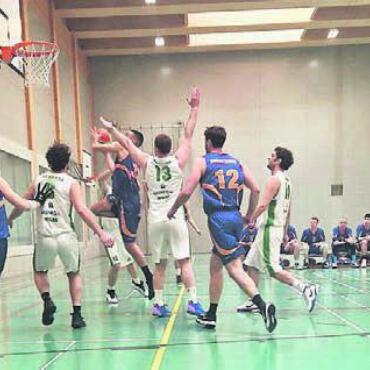 Ausgebuht und aus dem Konzept geraten - Die Wohler Basketballer (in Blau) verpassen den Aufstieg. Bild: zg