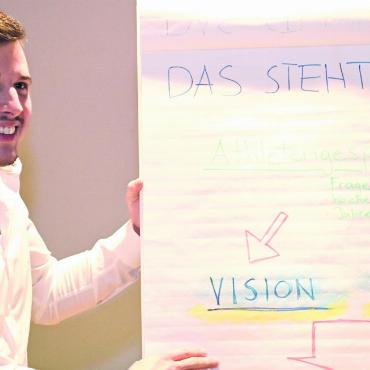 Nun ist es offiziell - Der neue Coach Michael Bucher präsentiert seine Strategie. Bild: awa