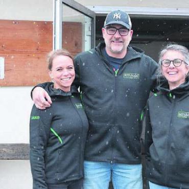 Der Retter des Dorfladens - Marc Taeschler freut sich darauf, mit seiner Frau Sarah (links) und Martina Meili den Dorfladen in Bettwil zu übernehmen. Bild: Archiv