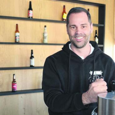 Ein Kreis schliesst sich - Über vier Zapfhähne wird frisches «Drüüklang Bräu»-Bier ausgeschenkt – Stefan Stutz freut sich darauf. Bild: Roger Wetli