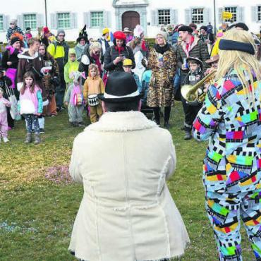 Geteilte Freude ist vierfache Freude - Sie war an der Murianer Fasnacht omnipräsent und sorgte überall für gute Laune und viel Publikum: die Kleinformation «Blächreiz». Bilder: Annemarie Keusch